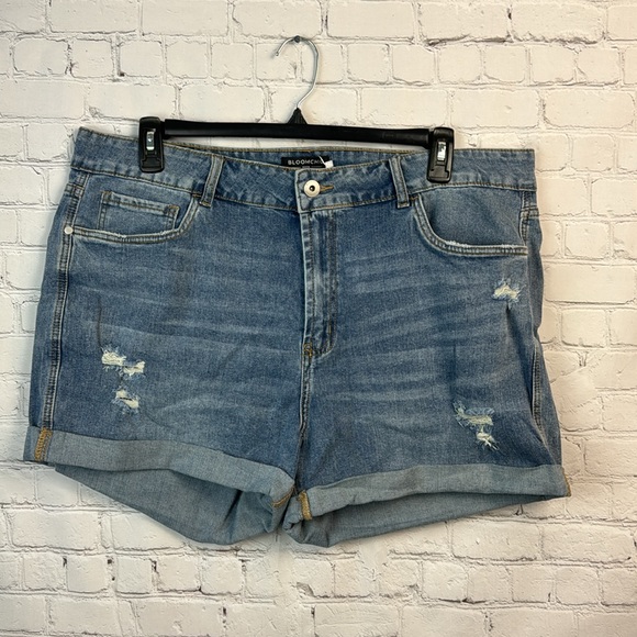 BloomChic Stretchy Light Wash Roll Hem Distressed Denim Shorts Plus Size 20 - Picture 2 of 6